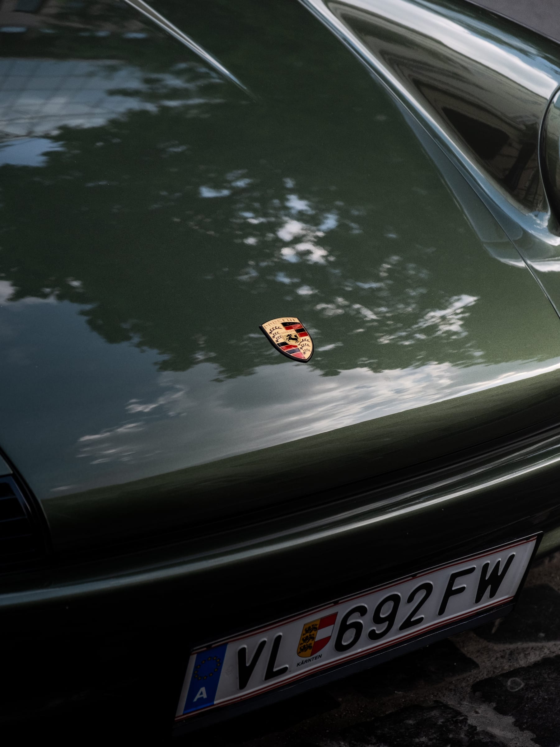 Ankara ürün fotoğrafçılığı yaklaşımını gösteren Porsche amblem detayı